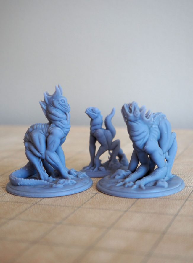 miniatures famille lézard sapiens vue de côté