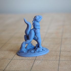 miniature bébé lézard sapiens vue de côté