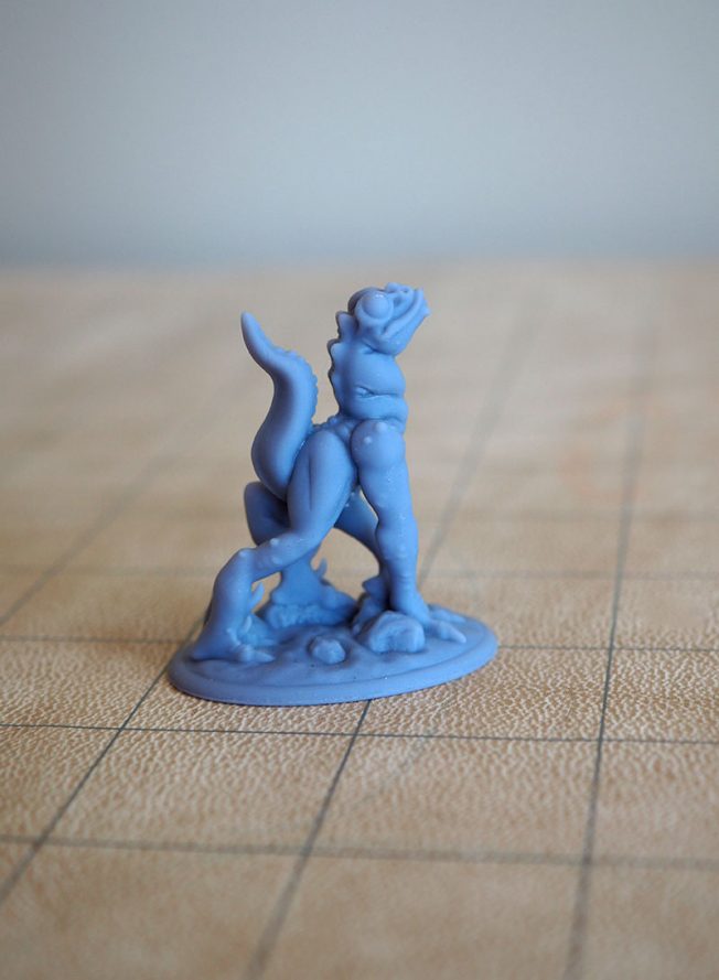 miniature bébé lézard sapiens vue de côté